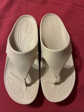 CROCS Women’s Beige Thong Sandals NWOT
